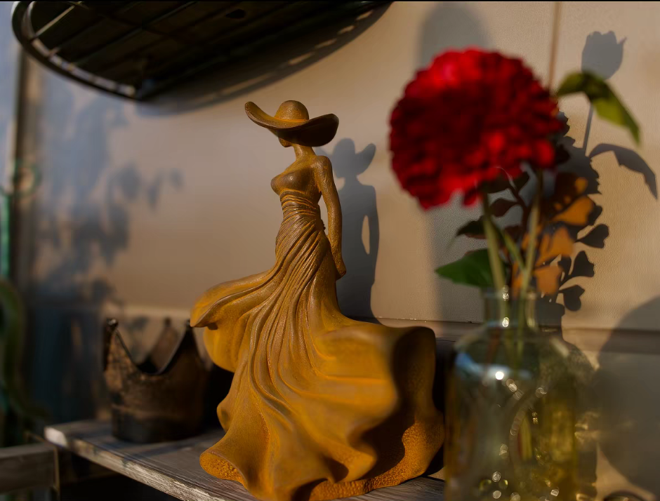 Goddess in flowing hat